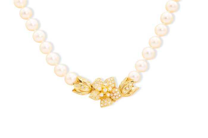 18K Yellow Gold Akoya Pearl Necklace set with 92 cultured Akoya pearls (7.5x8mm each) attached to 18k yelow gold diamond clasp set with 6 round full cut diamonds (approximately 0.18ctw